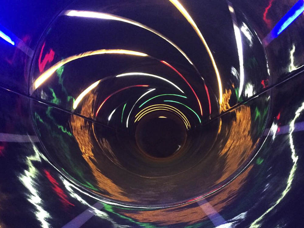 Toboganes extremos tunel del espacio